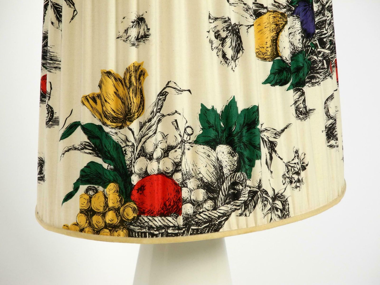 1180.0 Large Elegant 1960s Kpm Table Lamp In Porcelain And Pleated Silk Lampshade photo