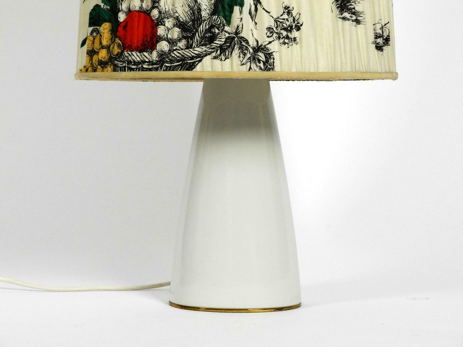 photo vintage Large Elegant 1960s Kpm Table Lamp In Porcelain And Pleated Silk Lampshade