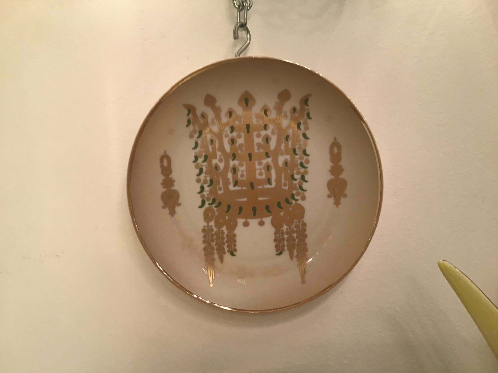 photo vintage Morbelli Porcelain “Dinastia Silla” Wall Plates Worked With Pure Gold 1960 Italy