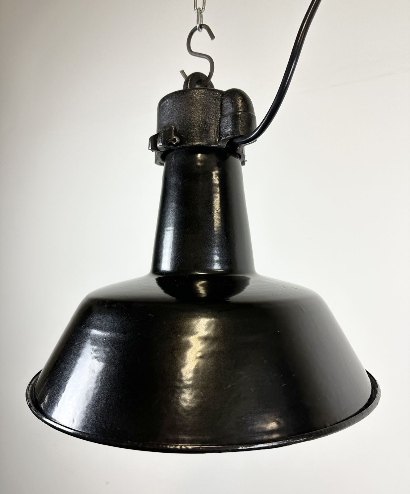 photo vintage Industrial Black Enamel Factory Lamp With Cast Iron Top, 1960s