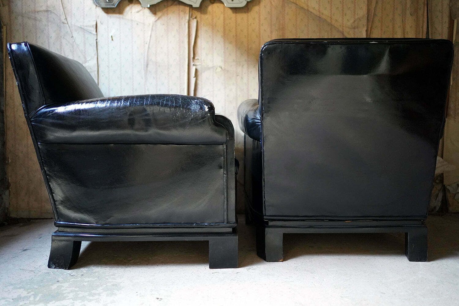 3950.0 A Good Pair Of French Art Deco Period Leather Club Armchairs C.1930 photo