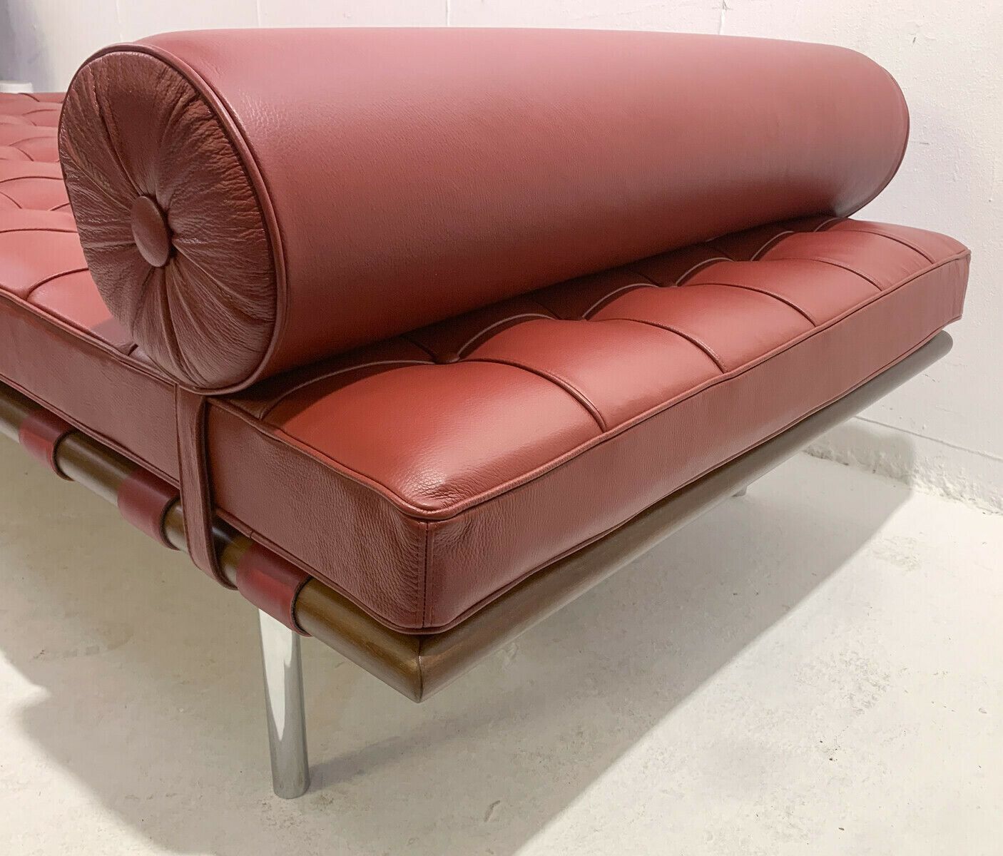 "Barcelona" Daybed By Ludwig Mies Van Der Rohe For Knoll In Burgundy photo vinterior