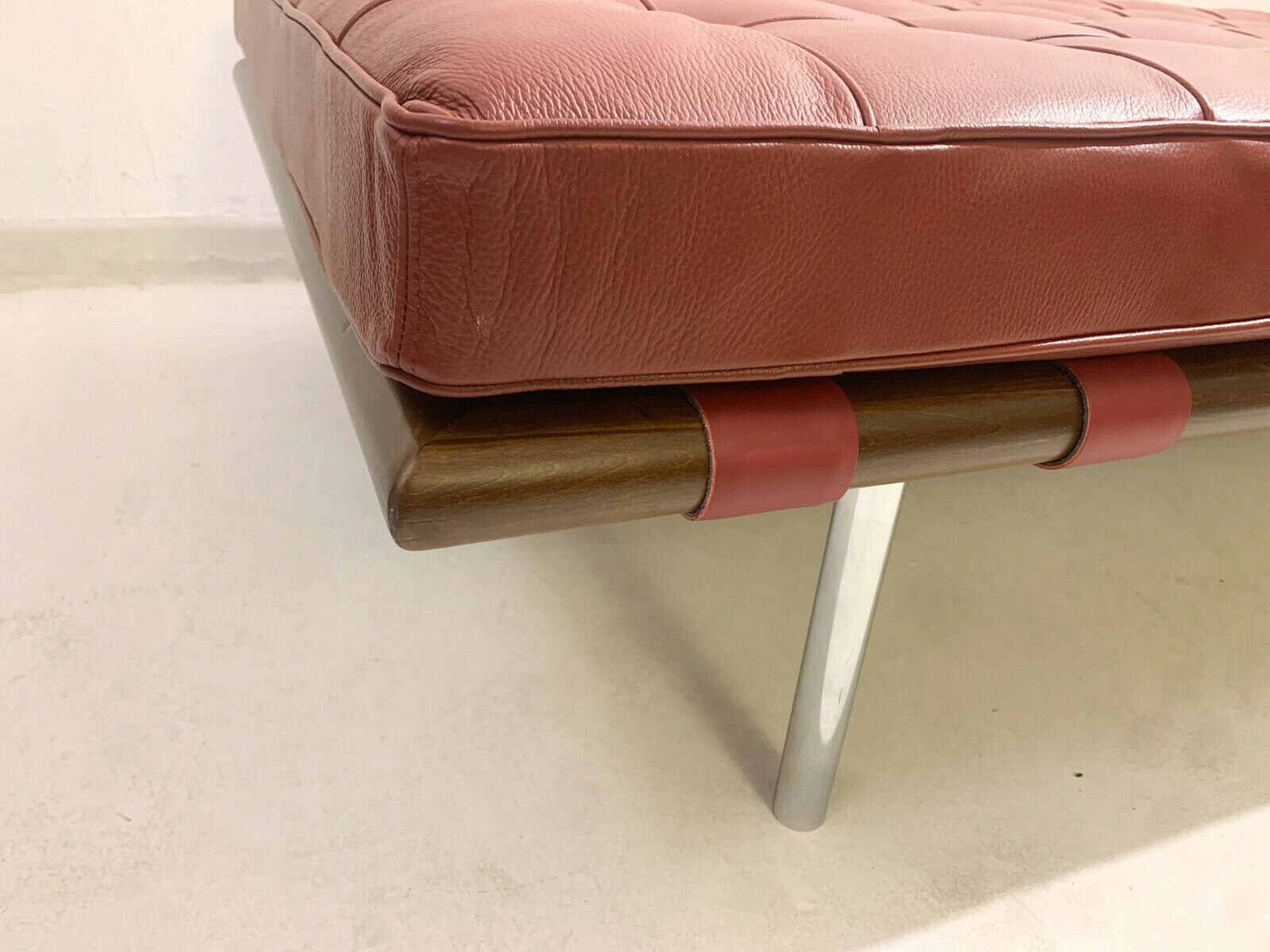 "Barcelona" Daybed By Ludwig Mies Van Der Rohe For Knoll In Burgundy photo vintage