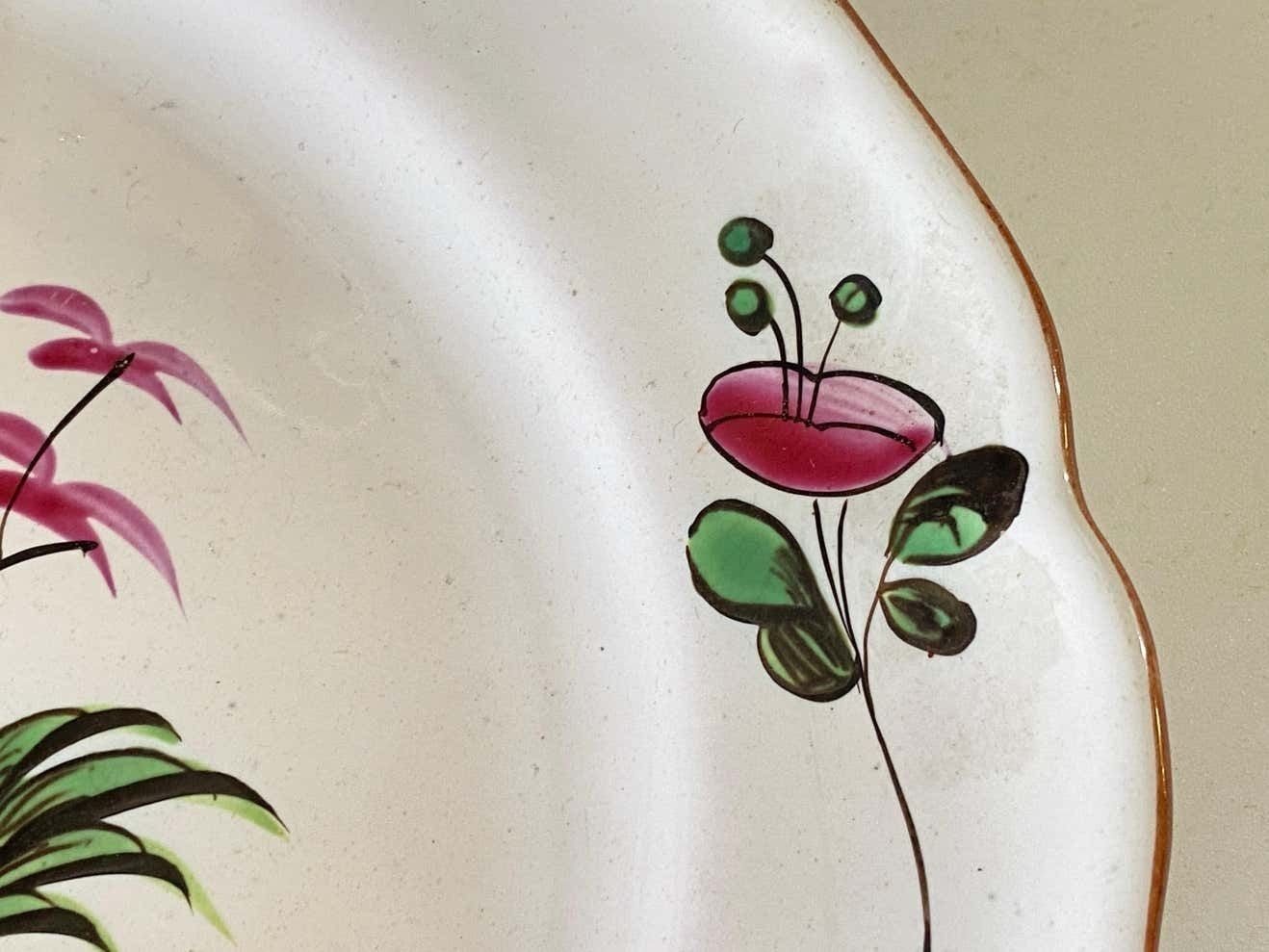 Plate In French Faïence, Red And Green Color, 19th Century Chinese Fisher photo vinterior