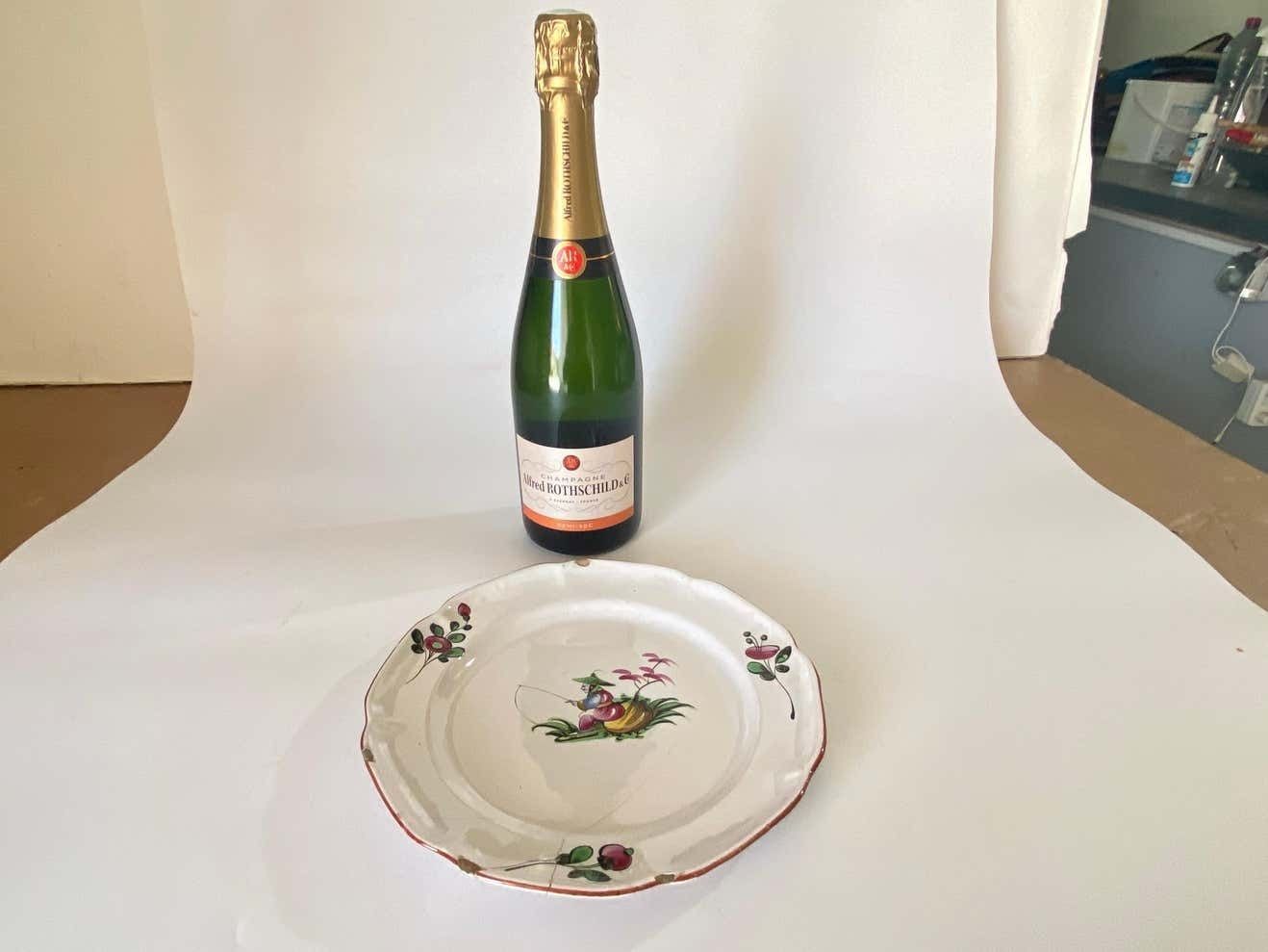 Plate In French Faïence, Red And Green Color, 19th Century Chinese Fisher photo vintage