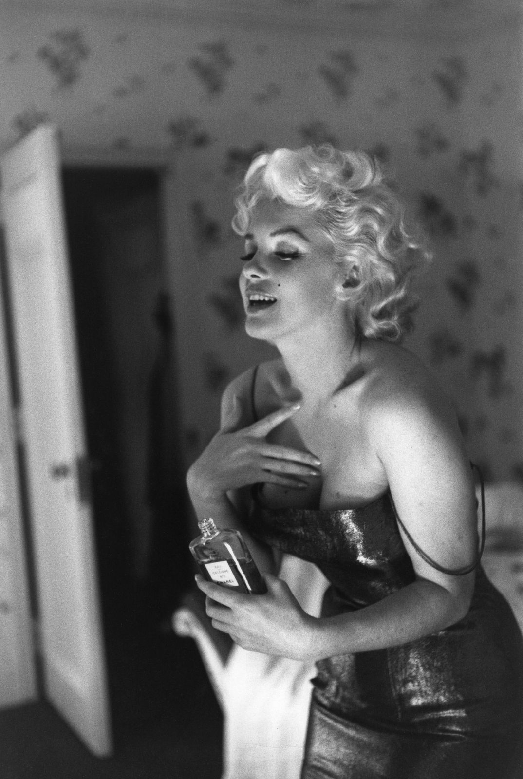 ' Marilyn Getting Ready To Go Out ' By Ed Feingersh Oversized