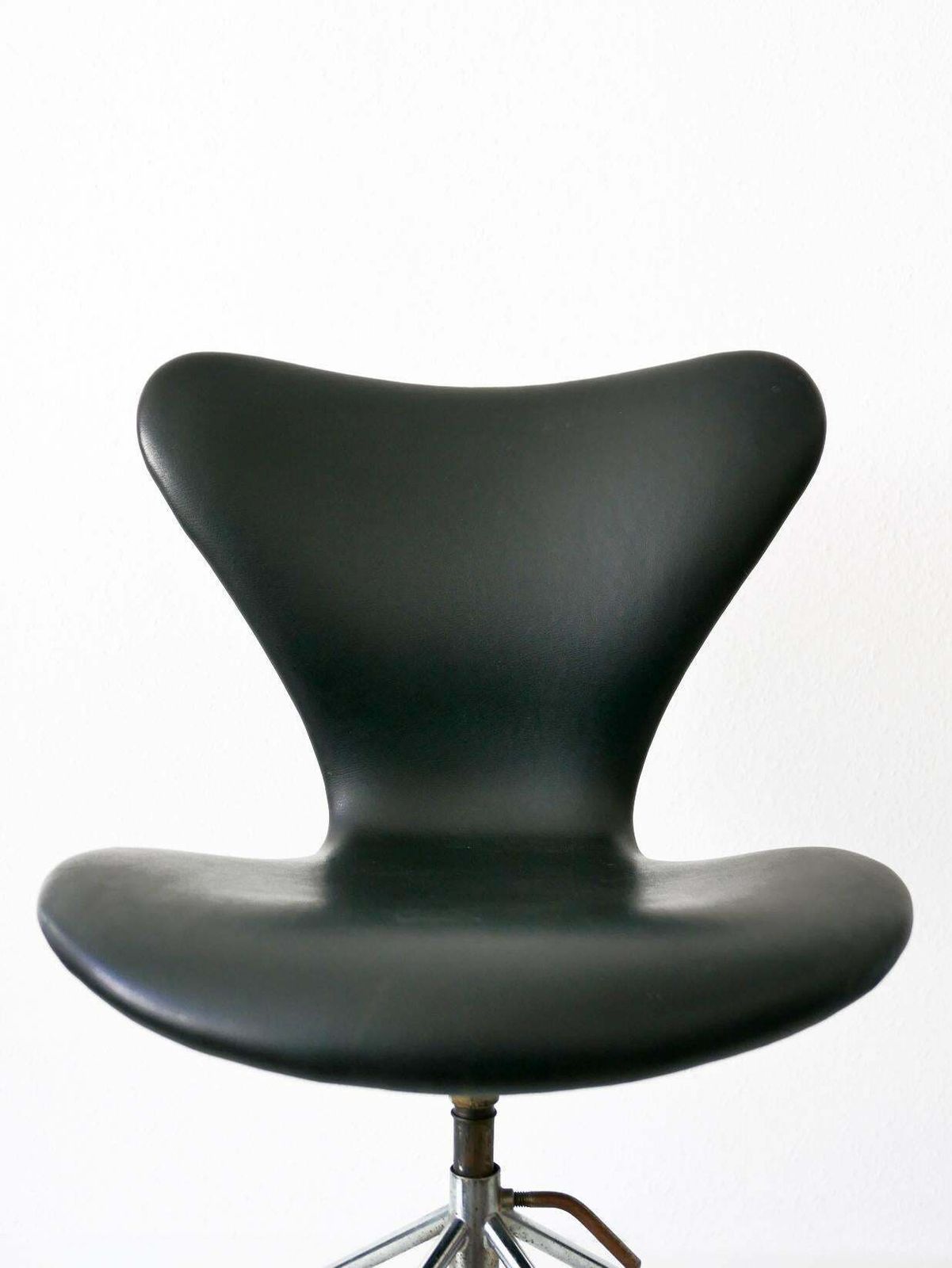 Mid Century Modern Office Chair 3117 By Arne Jacobsen For Fritz Hansen, 1960s photo furniture