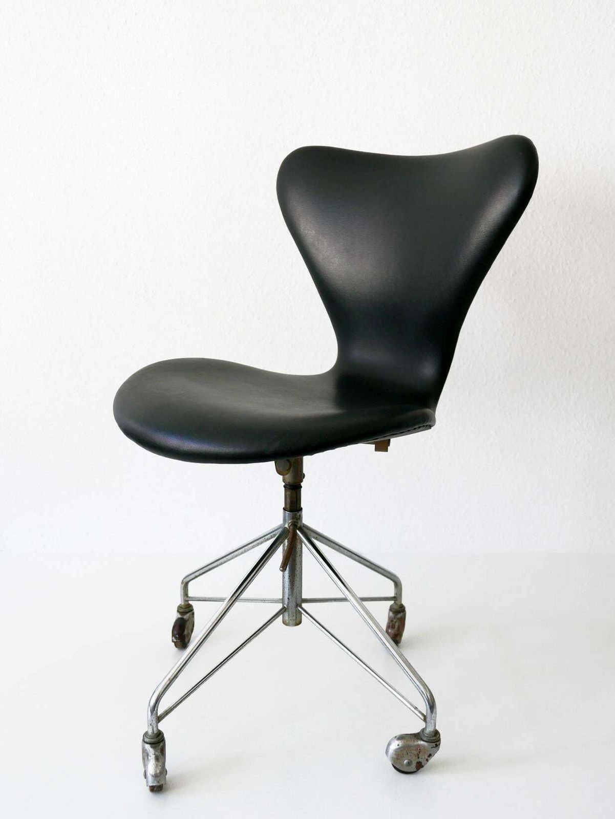 photo for sale Mid Century Modern Office Chair 3117 By Arne Jacobsen For Fritz Hansen, 1960s