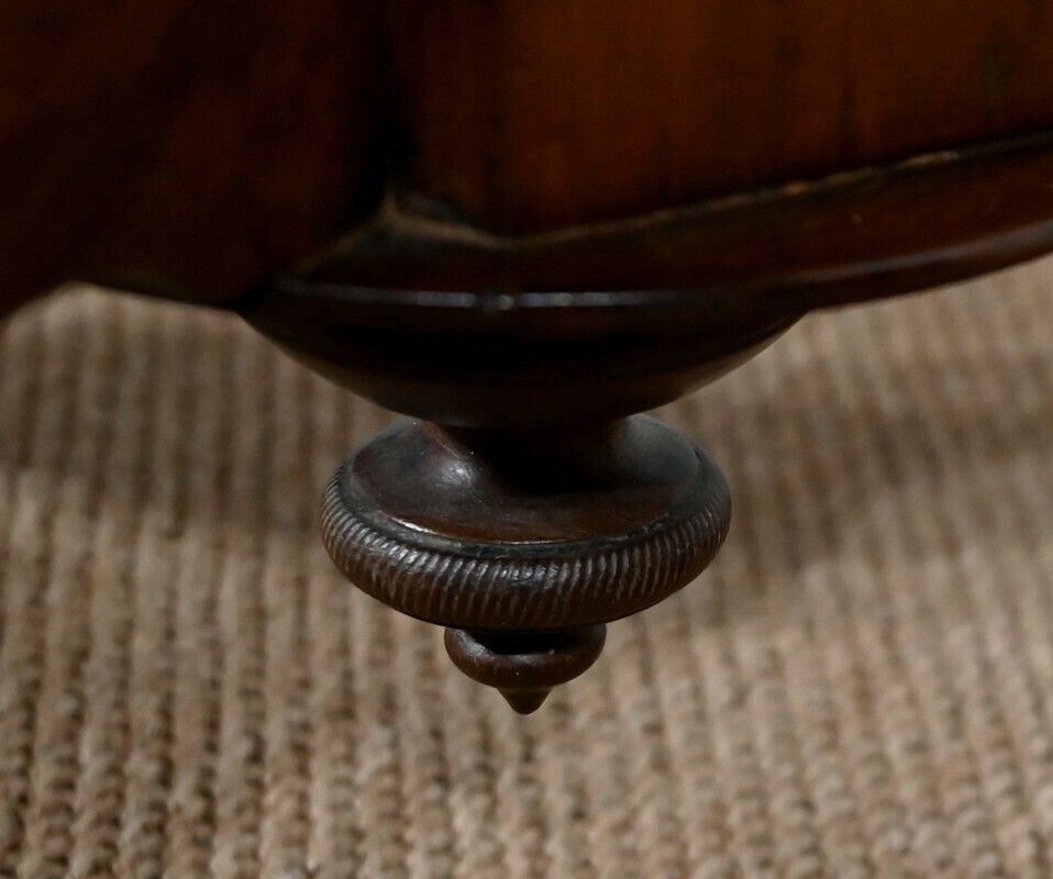 photo vintage Small Tripod Pedestal Table In Mahogany, Restoration Period   1st Part Of The 19th Century