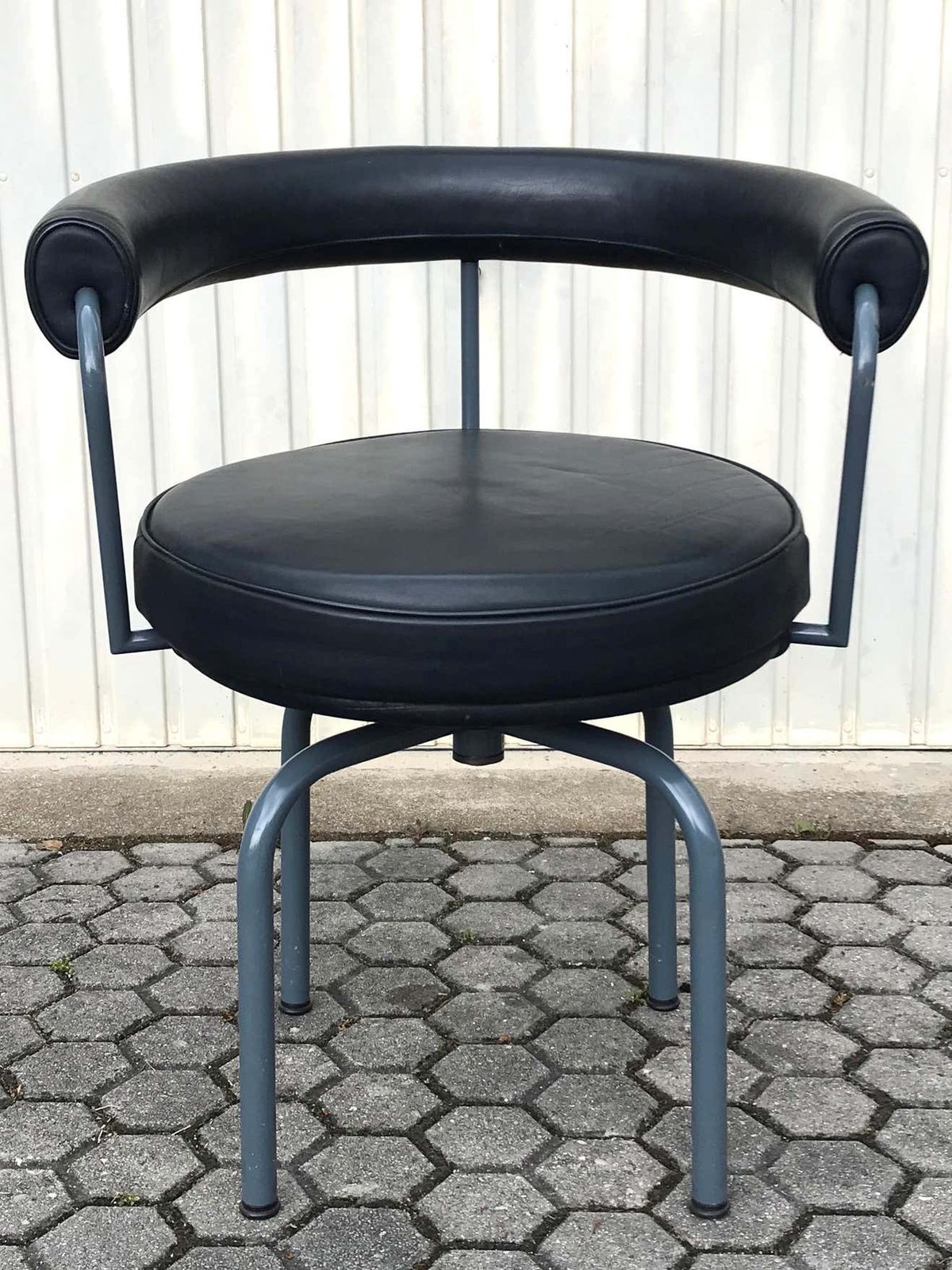 Set Of Six Cassina Swivel Arm Chairs Lc7 By Le Corbusier, Perriand & Jeanneret photo vinterior