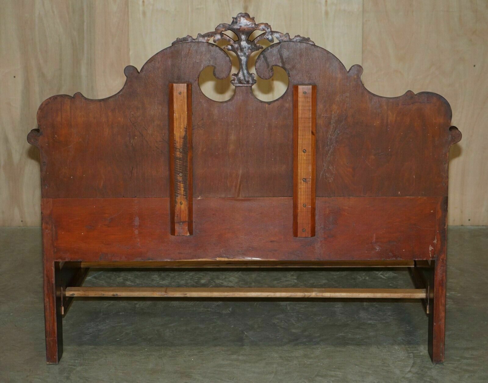 photo vinterior Exquisitely Carved Antique Victorian Circa 1880 Flamed Mahogany Double Bed Frame