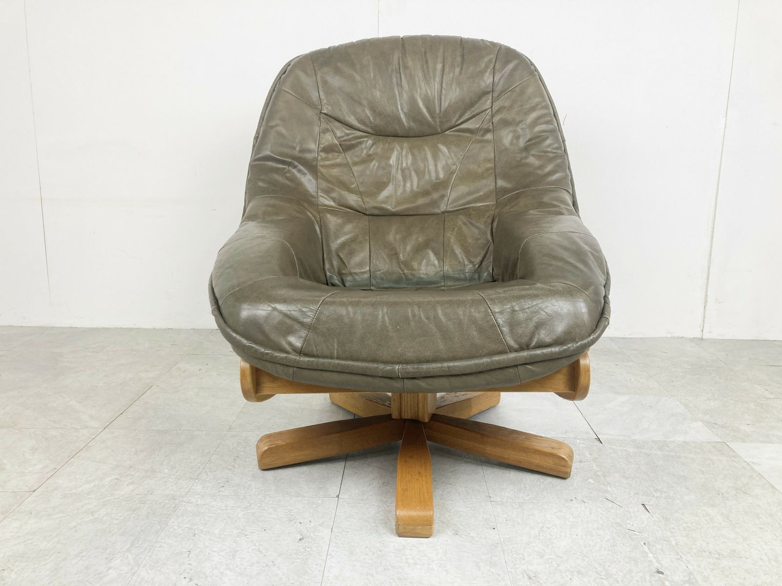 Brutalist Oak And Leather Swivel Chair, 1970s photo vintage