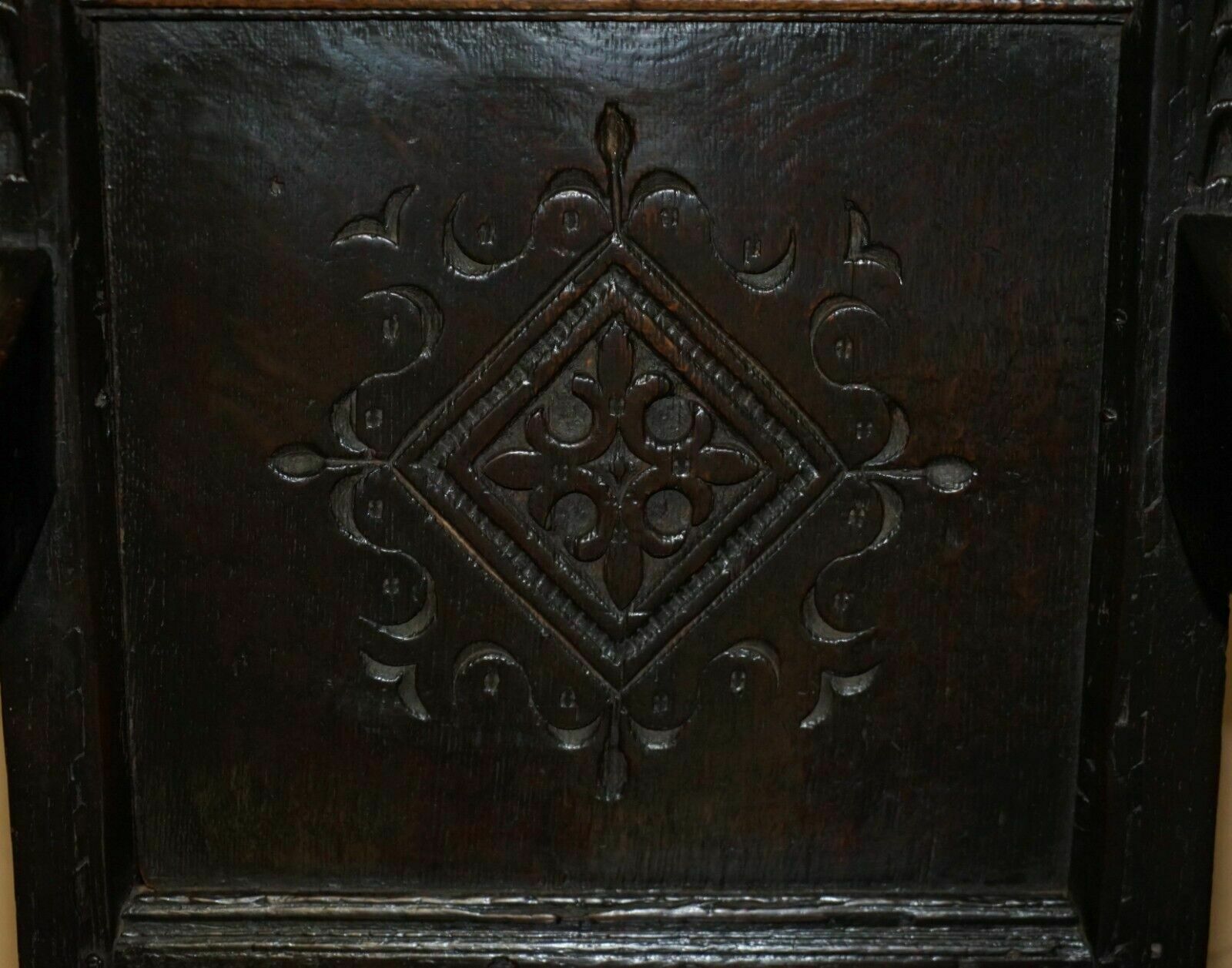 photo vintage Antique 17th Century Jacobean Hand Carved English Oak Armchair Tudor Panelling