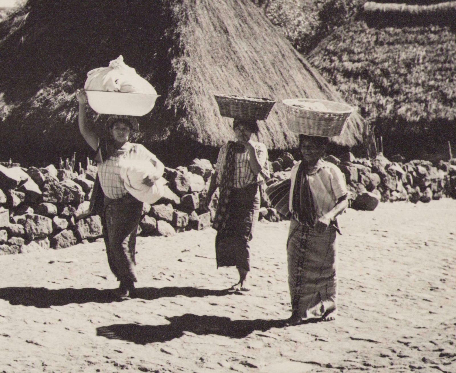 Hanna Seidel Guatemala, Women, Black And White Photography, Ca. 1960s, 17,2 X 23,1 Cm Ca. 1960s photo furniture