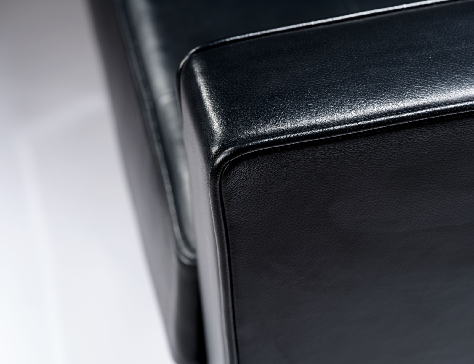 Sublime & Extremely Rare Italian 'Volo' Black Leather Florence Knoll Lounge Chair With Floating Button Detail, Near Immaculate Condition, Circa 2006 photo Furniture