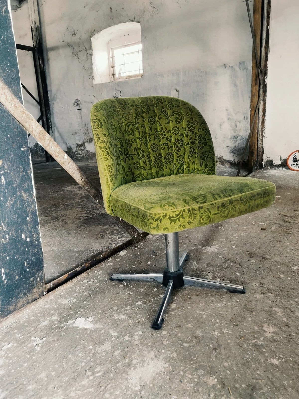Mini Egg Cocktail Chair, Small Saloon Seating Shell Design Swivel Chair