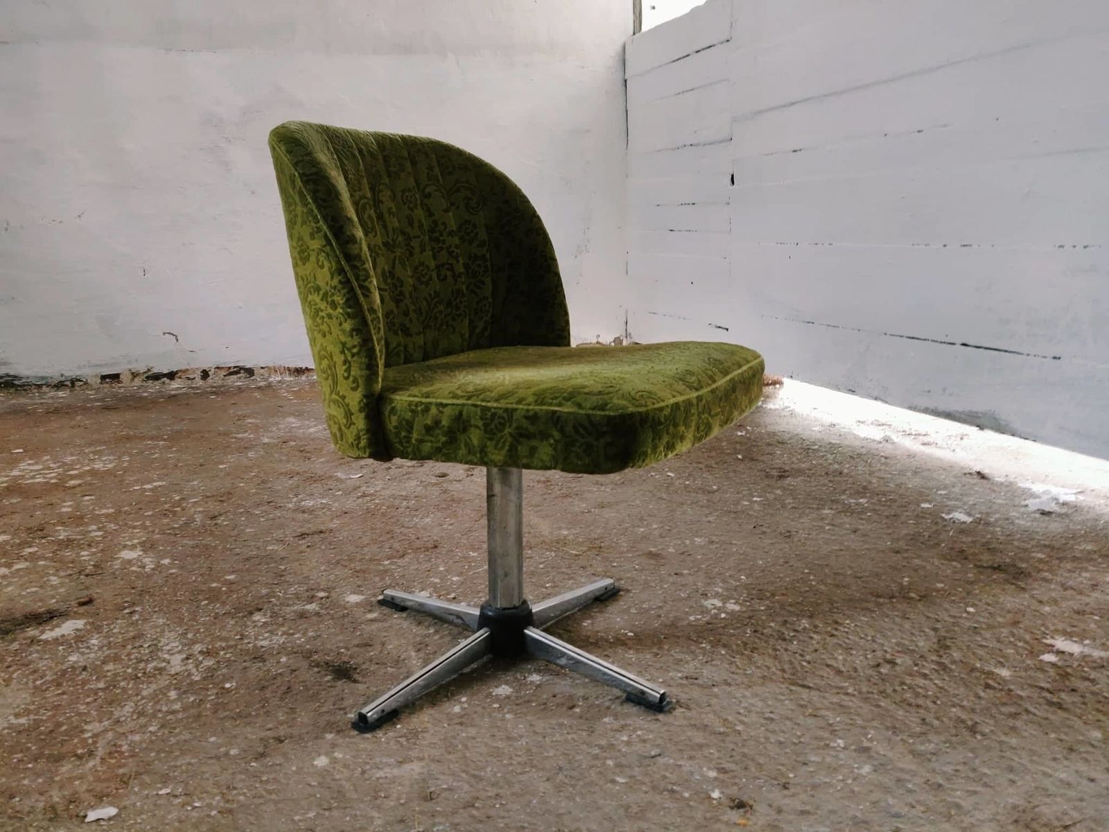 Mini Egg Cocktail Chair, Small Saloon Seating Shell Design Swivel Chair photo for sale