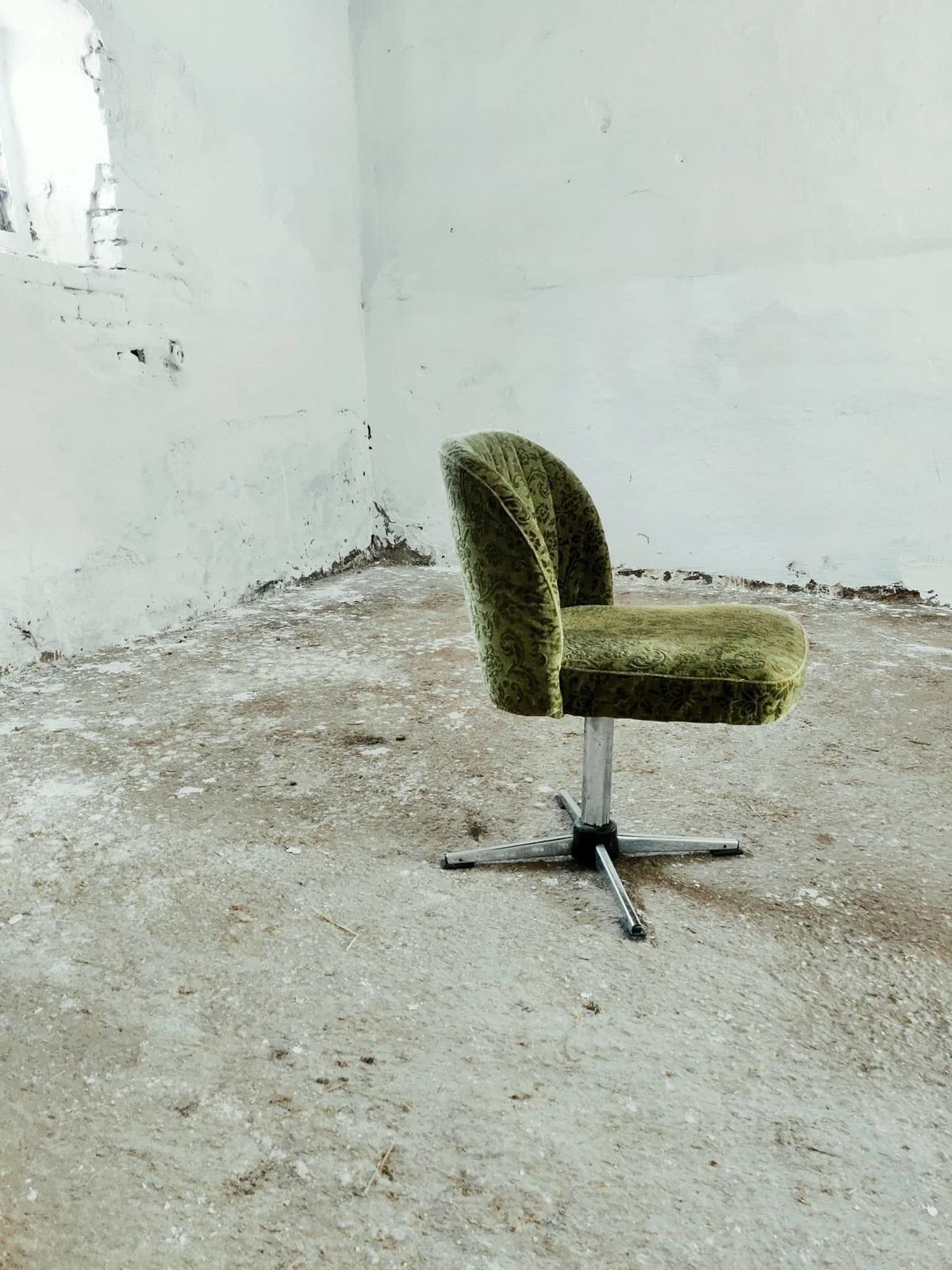 Mini Egg Cocktail Chair, Small Saloon Seating Shell Design Swivel Chair photo Furniture