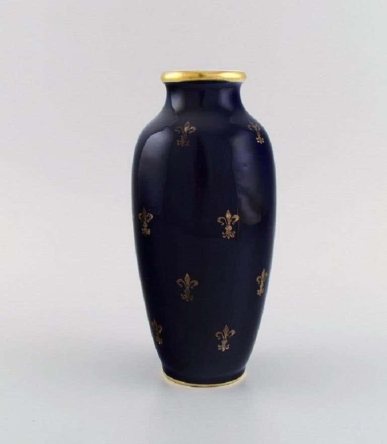 Antique Wien Vase In Hand Painted Porcelain. Classic Motifs And Gold Decoration. photo 512.0