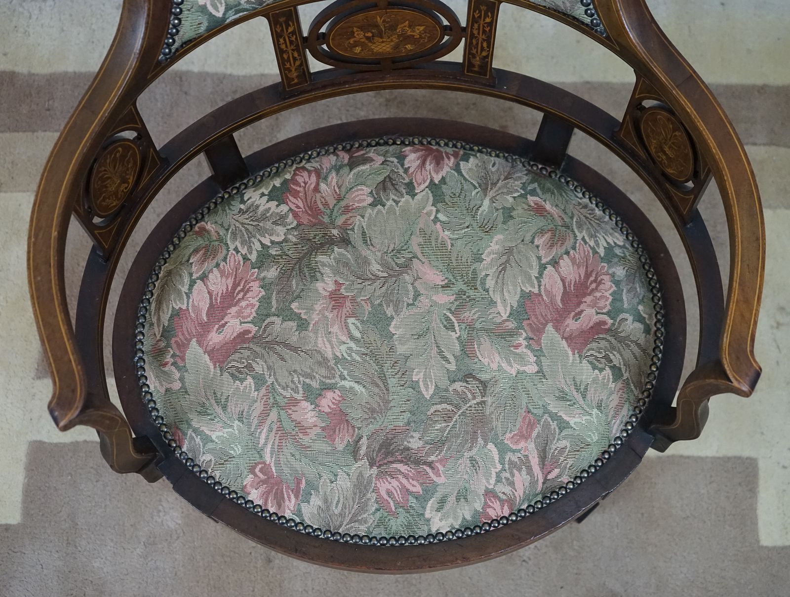 795.0 Beautiful Edwardian Mahogany And Inlaid Tub Back Chair. photo