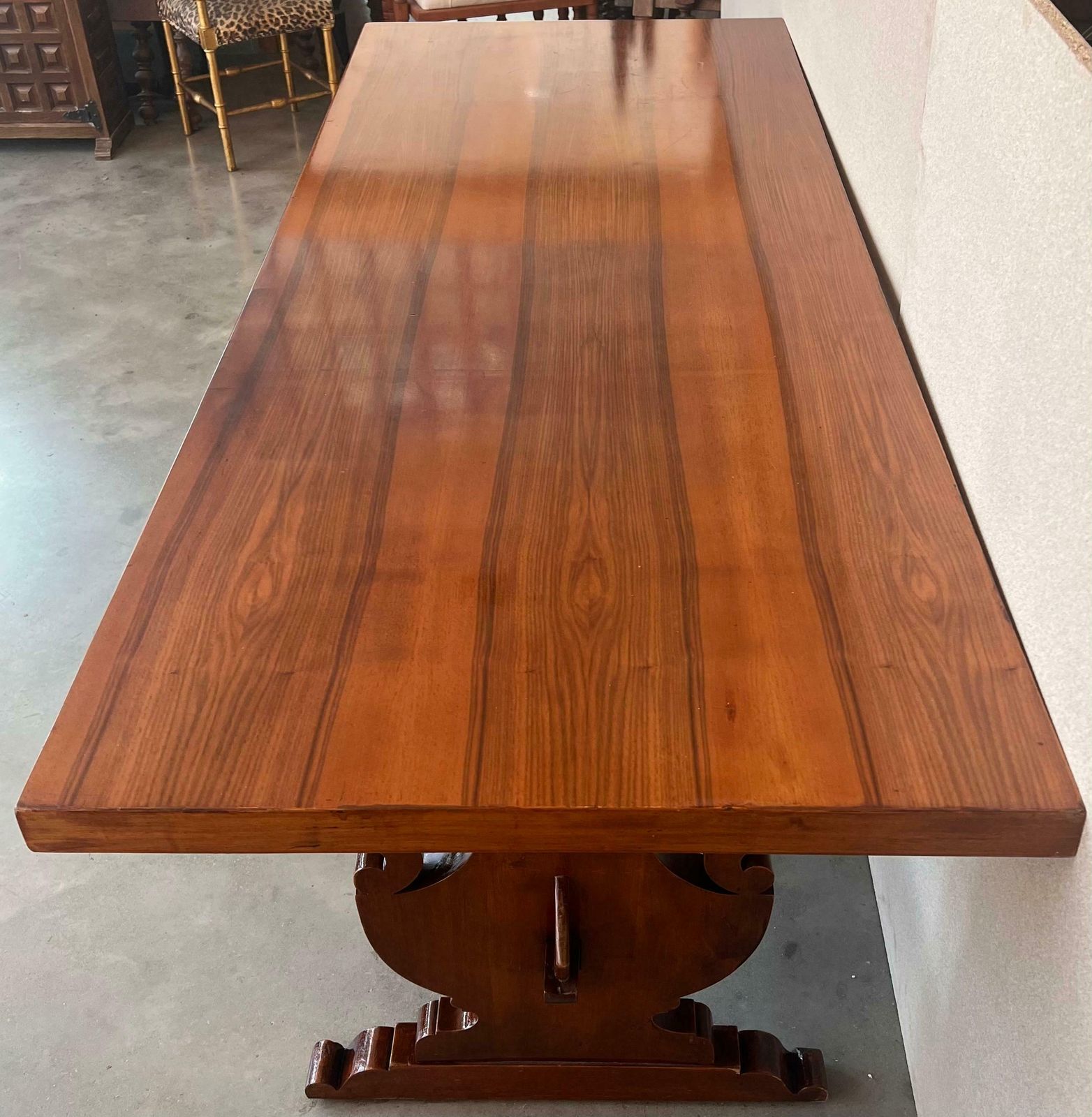 Table à manger de style baroque espagnol en noyer sculpté, pieds en lyre sur tréteaux, XXe siècle photo buy