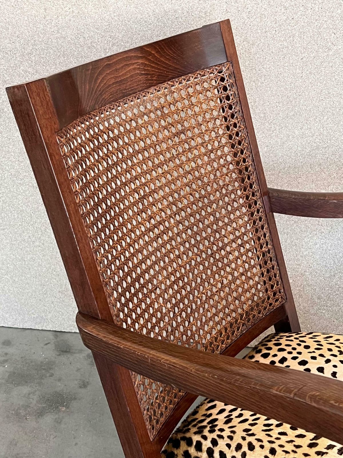 photo for sale Paire de fauteuils bas de cheminée mid-century en noyer, dossier canné