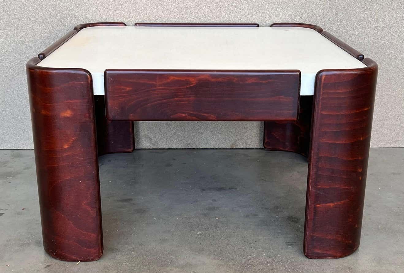 Table mid-century modern carrée, pieds courbés et plateau blanc photo furniture