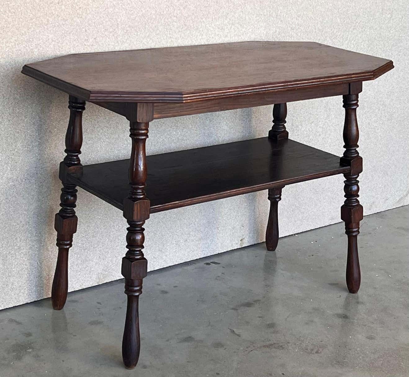 photo for sale Console de style campagne français à deux niveaux en noyer
