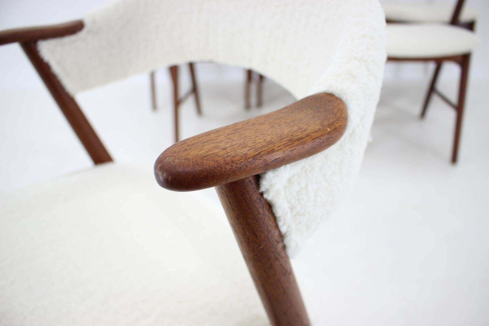 photo vintage 1960s Kai Kristiansen Set Of 6 Model 32 Teak Dining Chairs In Sheepskin Fabric