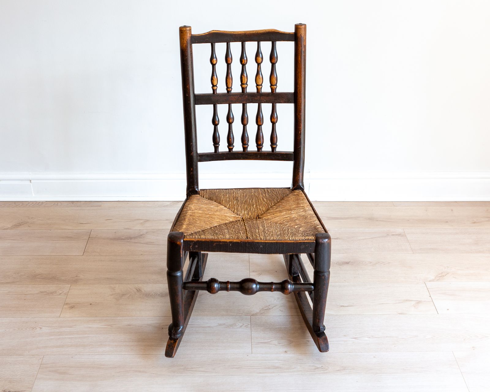 photo vintage Georgian Rocking Chair 18th Century Antiqu.E Lancashire Rusti.C Fireside Chair English Farmhouse Country House Rush Seat Spindle Back Ash Elm