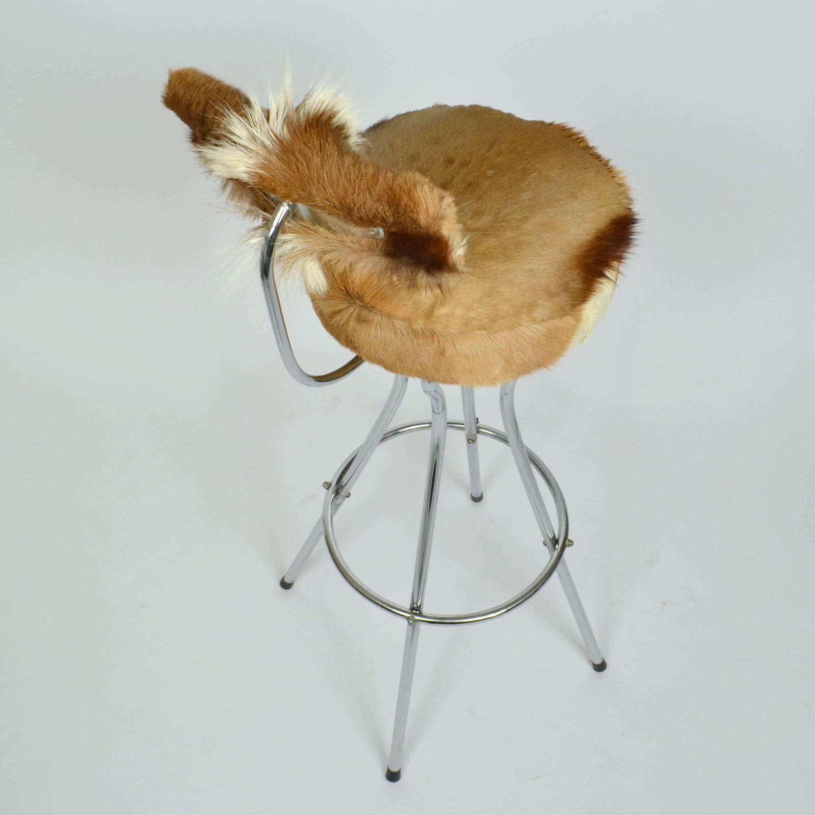 photo vintage Set Of Three Swivel Bar Stools In Chrome And Goatskin