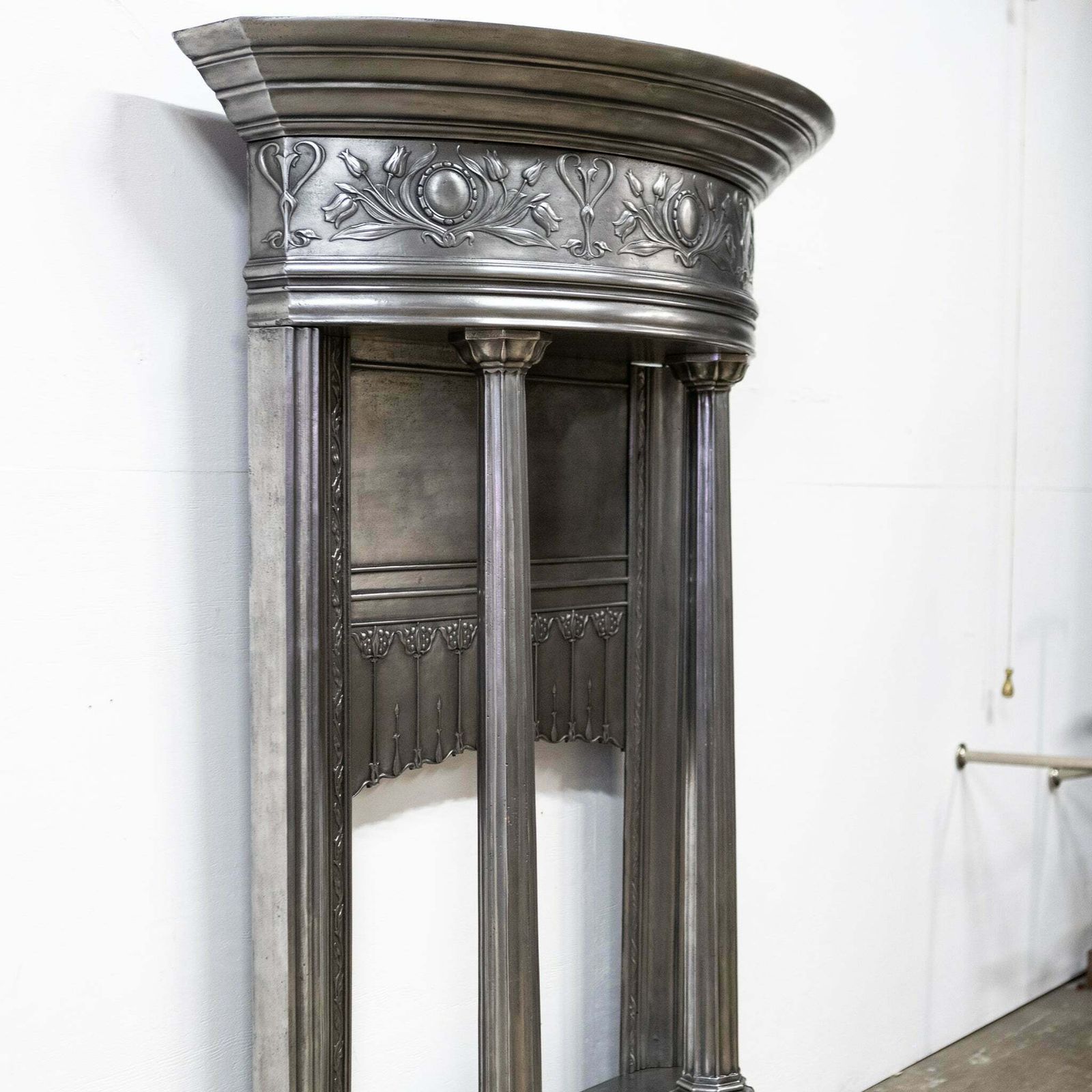 photo vinterior Rare Antique Art Nouveau Chimneypiece With Columns