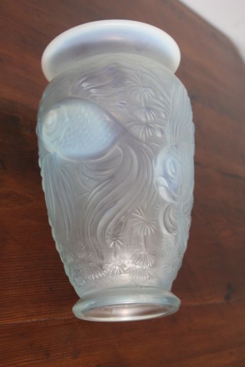 photo furniture Antique Liberty / Art Deco Vase In Iridescent Opal Glass From The 1930s. Gorgeous