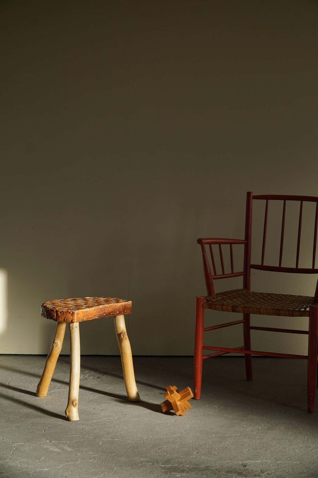 Danish Modern  Organic Wooden Hand Crafted Wabi Sabi Tripod Stool 1960s photo vinterior