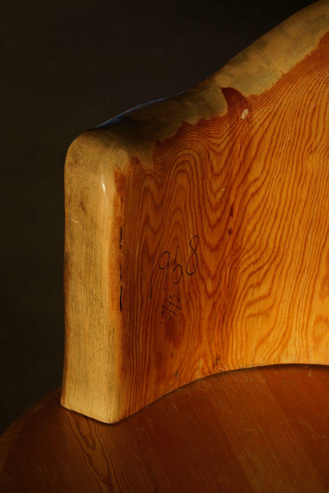 photo vinterior Sculptural Carved Wabi Sabi Brutalist Stump Chair In Solid Pine, Swedish, 1968