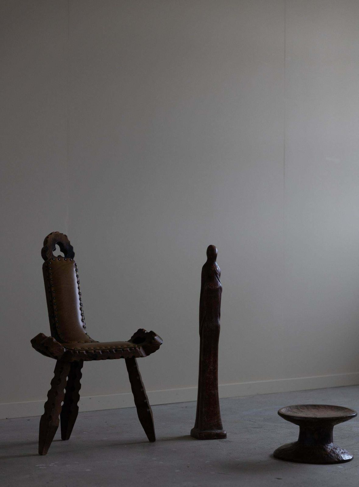 Wooden Carved Tripod Chair With Leather Seat   Wabi Sabi   Early 20th Century photo vinterior