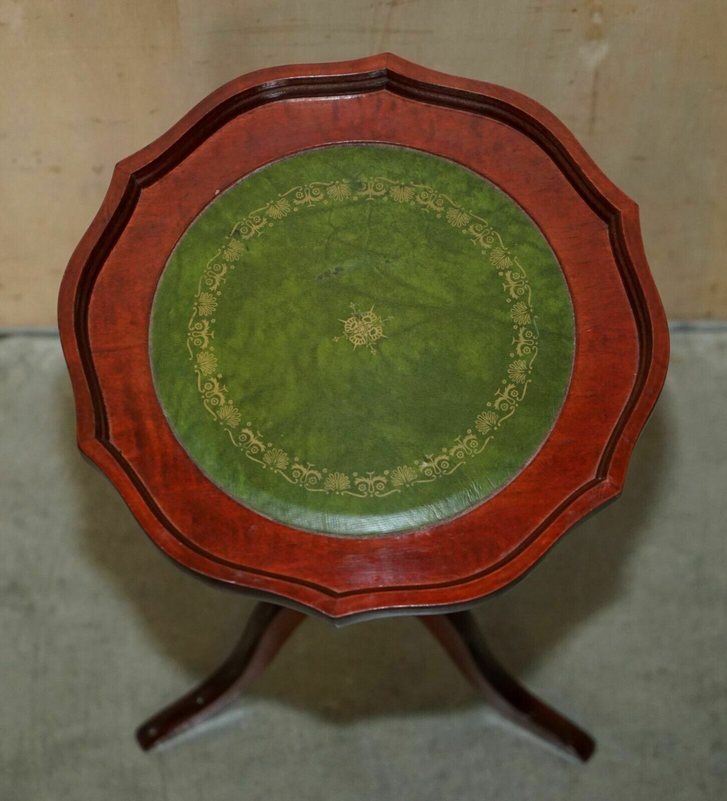 Pie Crust Edge Heritage Green Leather Gold Leaf Tripod Side End Lamp Wine Table photo vintage