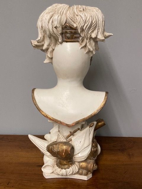 photo vintage Ancient Ceramic Sculpture Of Knight's Armor With Base From The Early 1900s