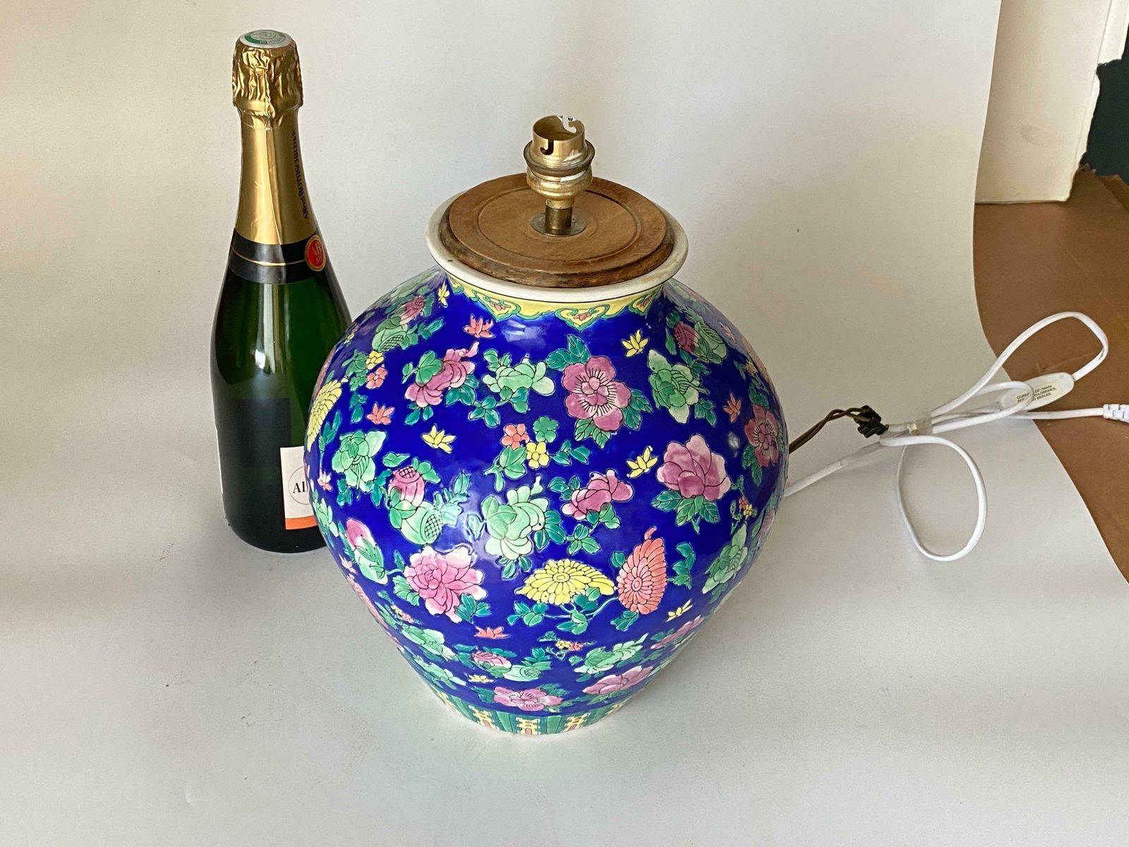 photo vinterior Table Lamp, Chinese, Porcelaine, Hand Painted, In A Vase Shape, China Circa 1940