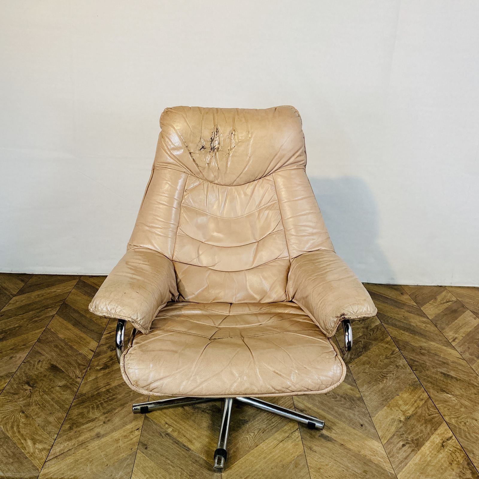 Furniture Mid Century Leather Swivel Armchair By Skoghaug Industries, 1960s photo