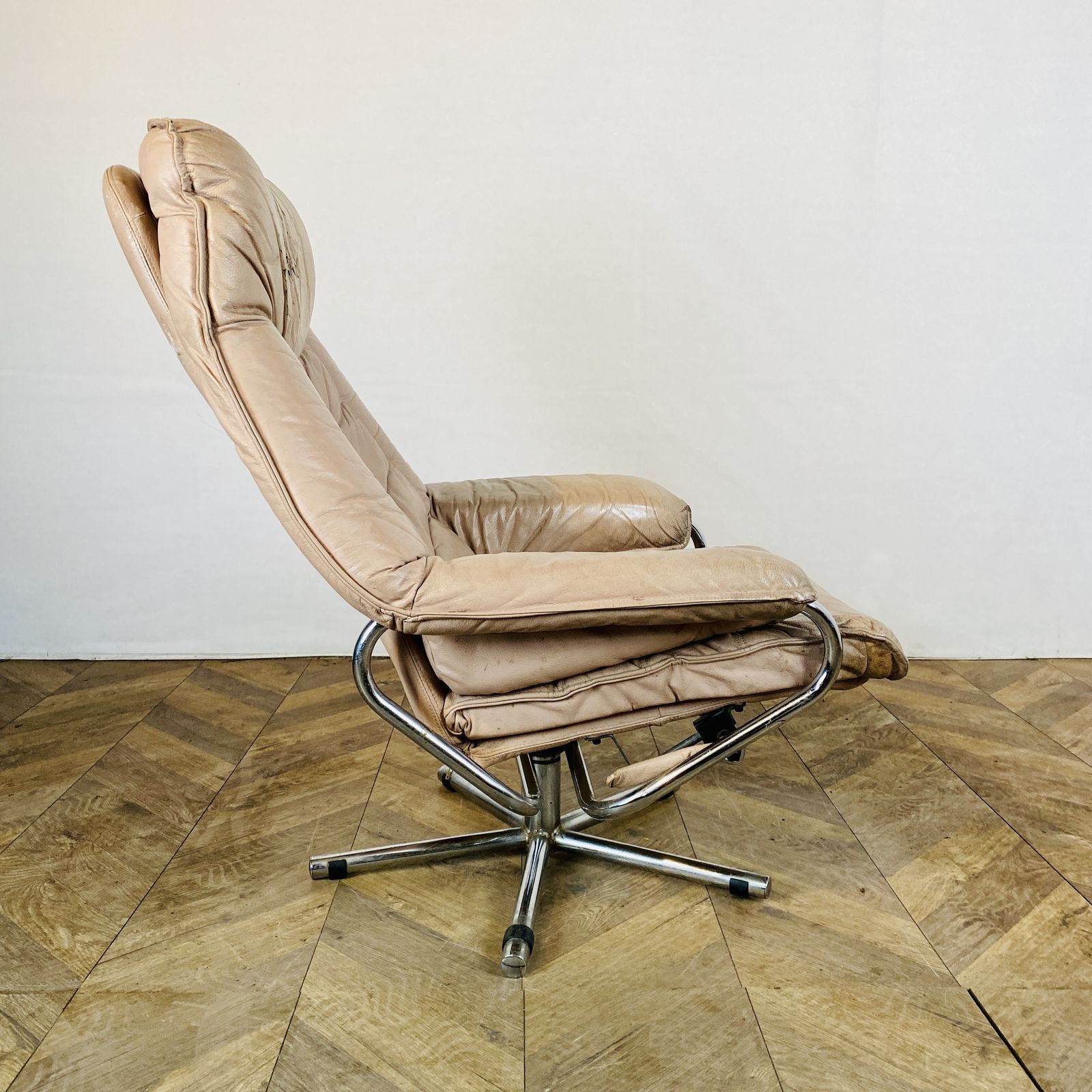 photo furniture Mid Century Leather Swivel Armchair By Skoghaug Industries, 1960s
