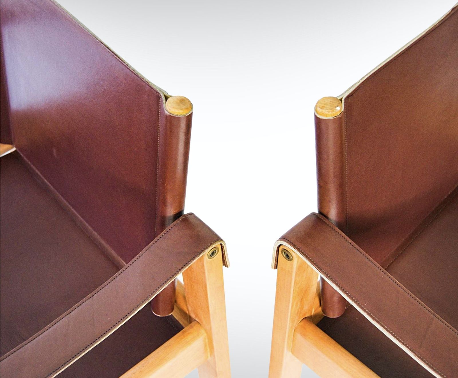 photo vinterior Karl Heinz Bergmiller For Escriba Brazil Pair Of Safari Leather Armchairs And Coffee Table