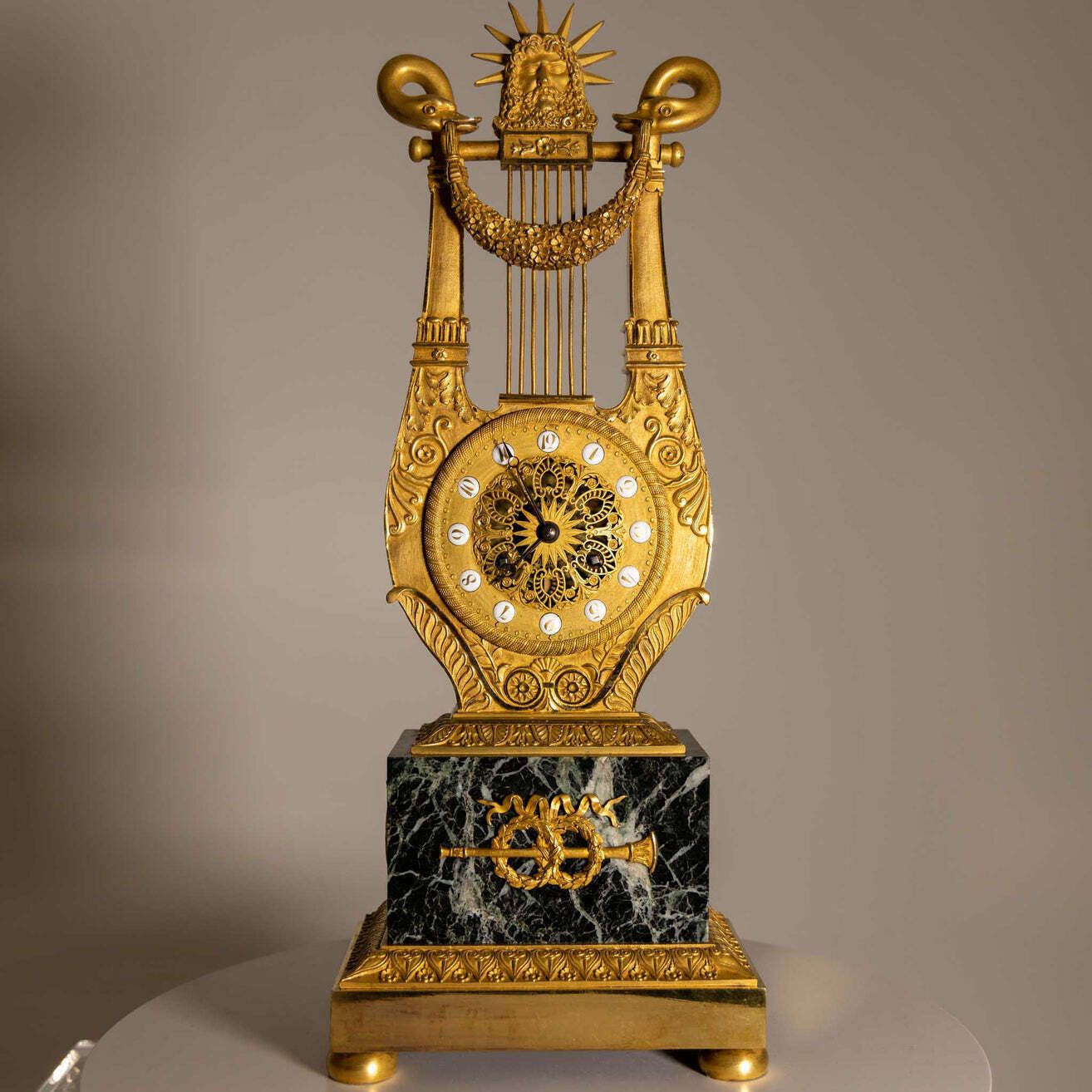 Pendule de cheminée Louis XVI en forme de lyre, probablement Paris, vers 1780