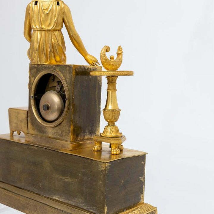 3978.0 Franse Pendule Van Vuurgegoten Brons Met Zittende Vrouwenfiguur photo