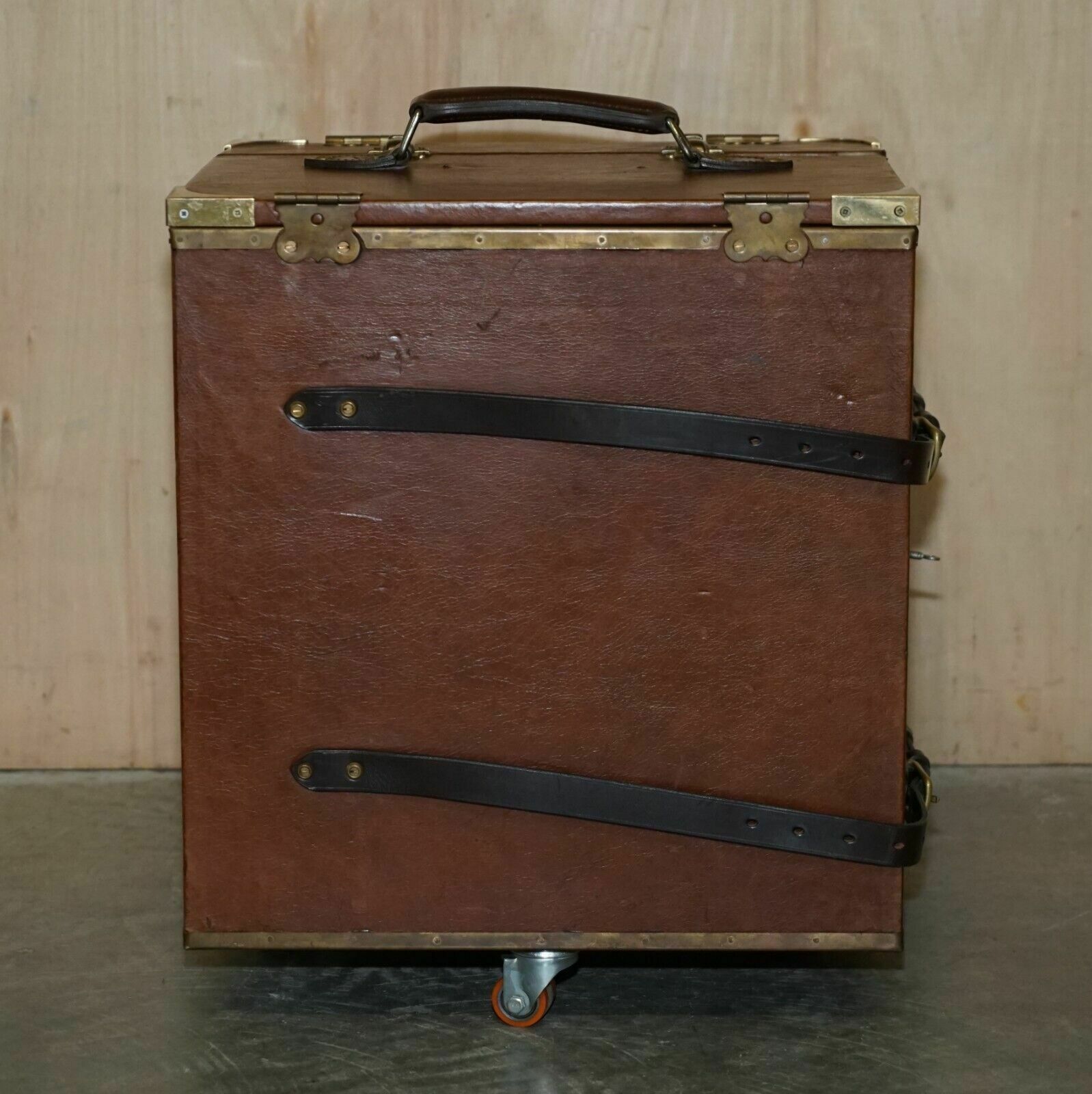 1750.0 Stunning Holden Vintage & Classic Leather Car Trunk Drinks Picnic Decanter Set photo