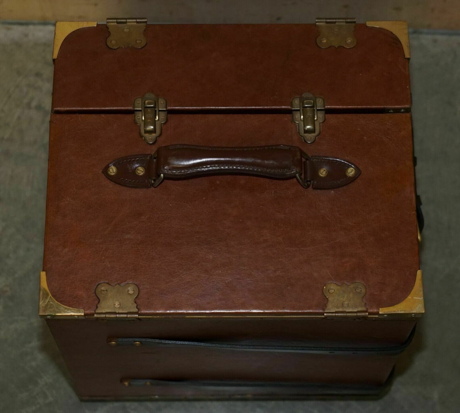 photo vinterior Stunning Holden Vintage & Classic Leather Car Trunk Drinks Picnic Decanter Set