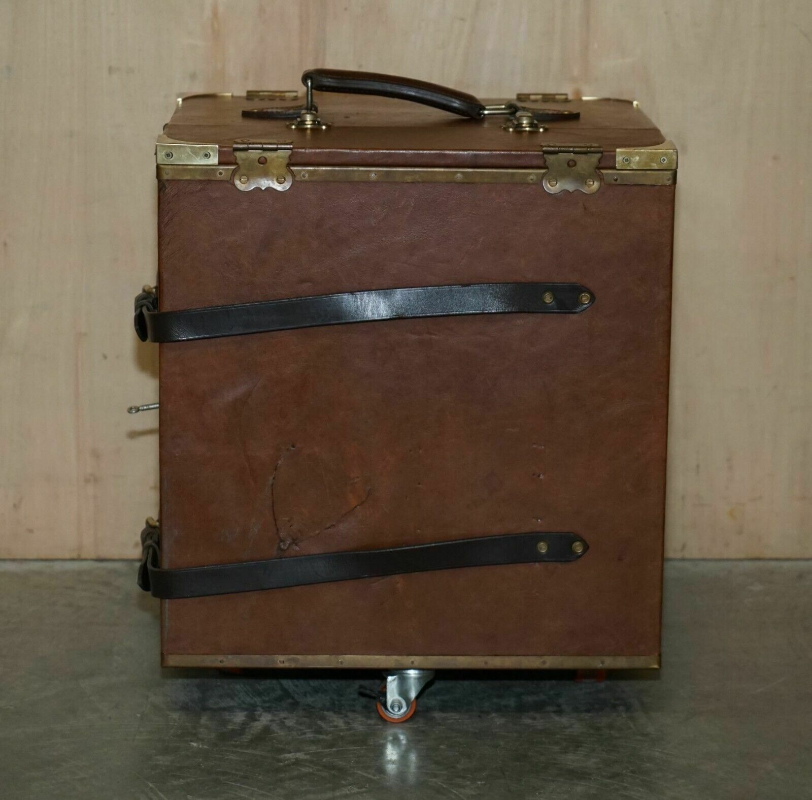 photo vintage Stunning Holden Vintage & Classic Leather Car Trunk Drinks Picnic Decanter Set