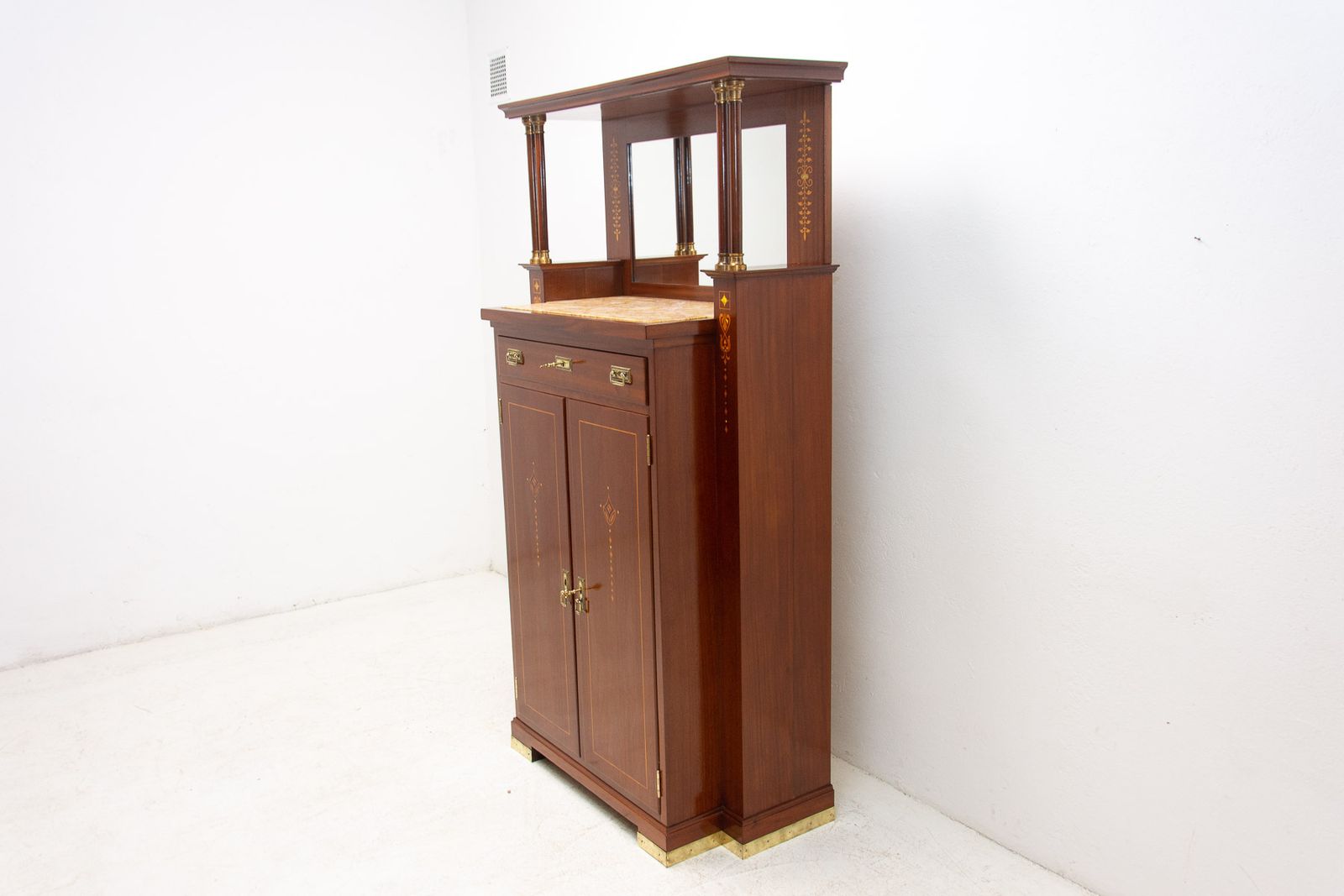 photo furniture Secessionist Mahogany Vitrinekast Oostenrijk 1910