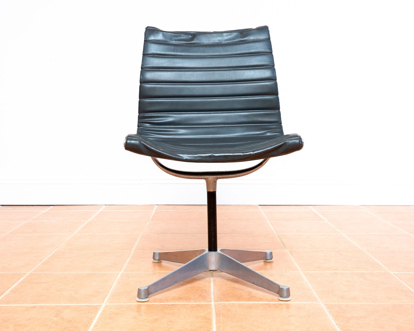 Rare Early 1960s Eames Chair No.680 1st Generation Herman Miller