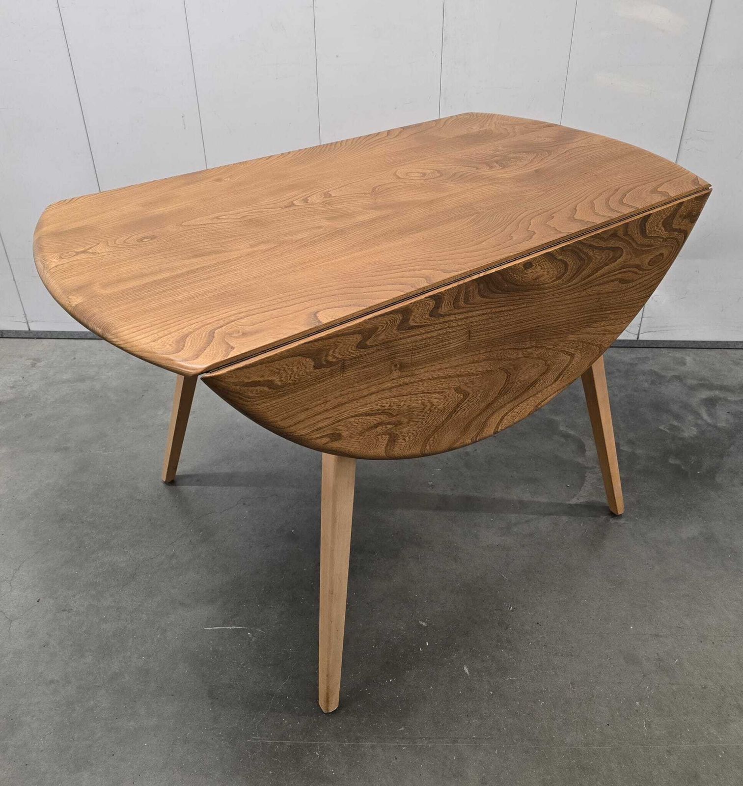 Ercol Windsor 384 Oval Drop Leaf Dining Table | Vinterior